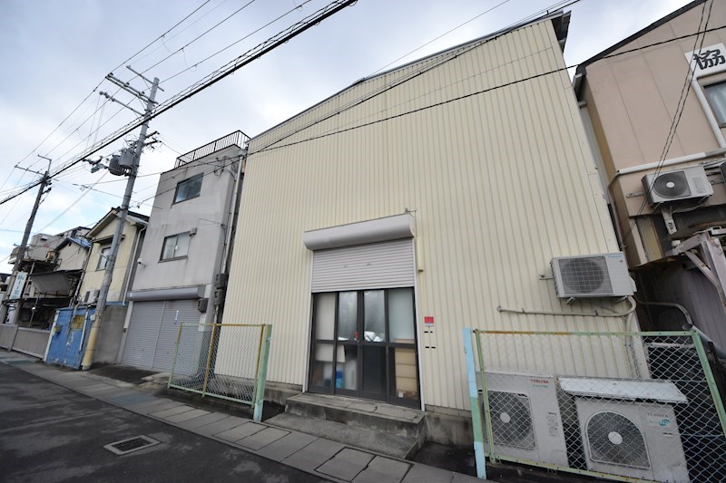 貸倉庫・作業所　八尾市 桂町６丁目　広さ延べ約１４０坪　駐車スペース　リフト付き 外観