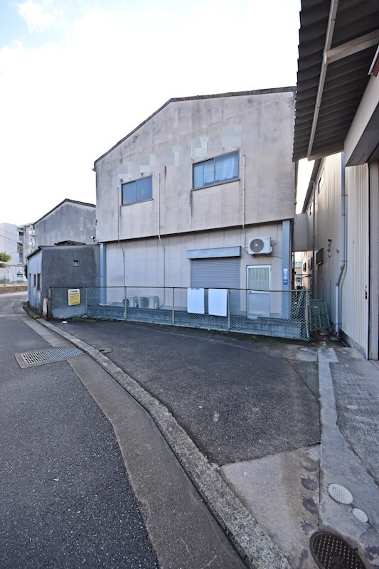 貸倉庫・作業所　八尾市 桂町６丁目　広さ延べ約１４０坪　駐車スペース　リフト付き その他