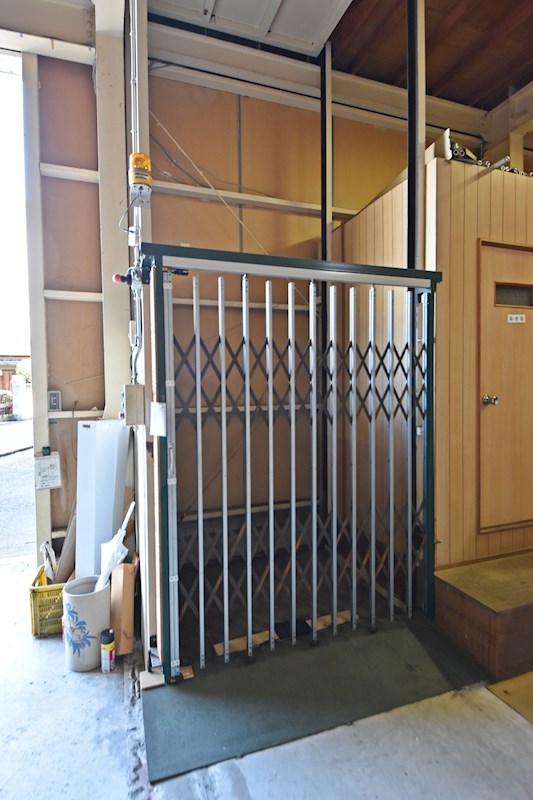 貸倉庫・作業所　八尾市 桂町６丁目　広さ延べ約１４０坪　駐車スペース　リフト付き キッチン