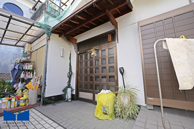 貸店舗・事務所　八尾市 桂町３丁目　広さ延べ約６３坪　駐車スペース８台分あり 玄関