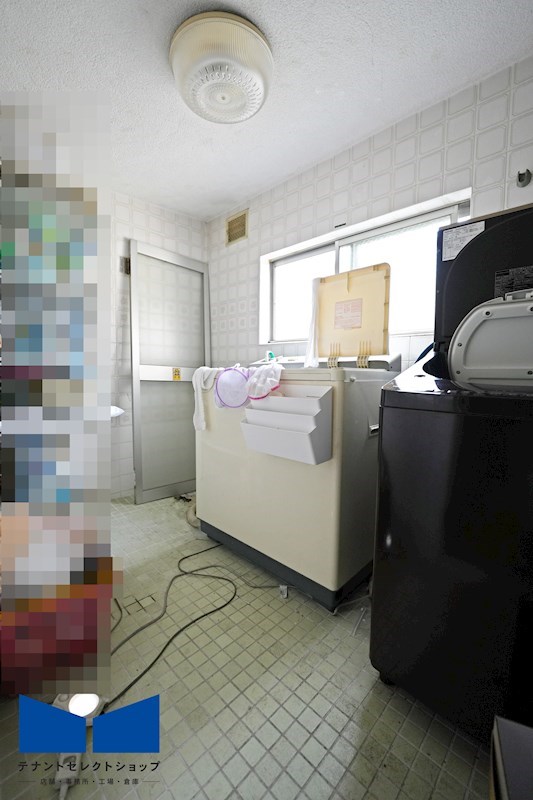 貸店舗・事務所　八尾市 桂町３丁目　広さ延べ約６３坪　駐車スペース８台分あり その他