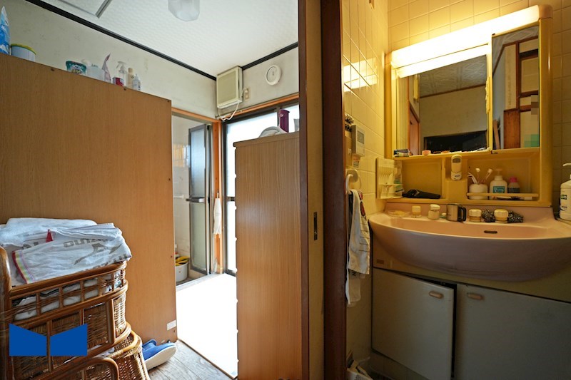 貸店舗・事務所　八尾市 桂町３丁目　広さ延べ約６３坪　駐車スペース８台分あり その他