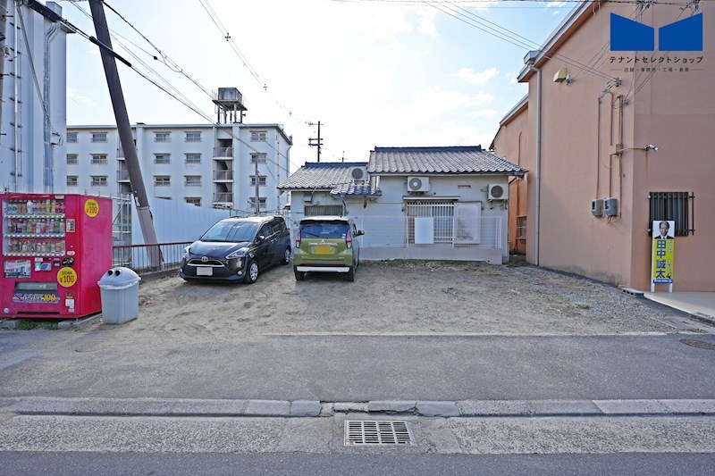 貸店舗・事務所　八尾市 桂町３丁目　広さ延べ約６３坪　駐車スペース８台分あり その他