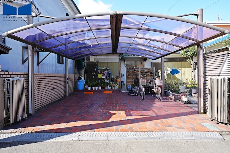 貸店舗・事務所　八尾市 桂町３丁目　広さ延べ約６３坪　駐車スペース８台分あり その他