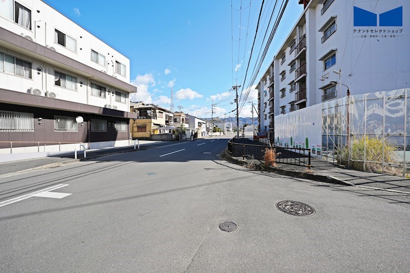 貸店舗・事務所　八尾市 桂町３丁目　広さ延べ約６３坪　駐車スペース８台分あり その他