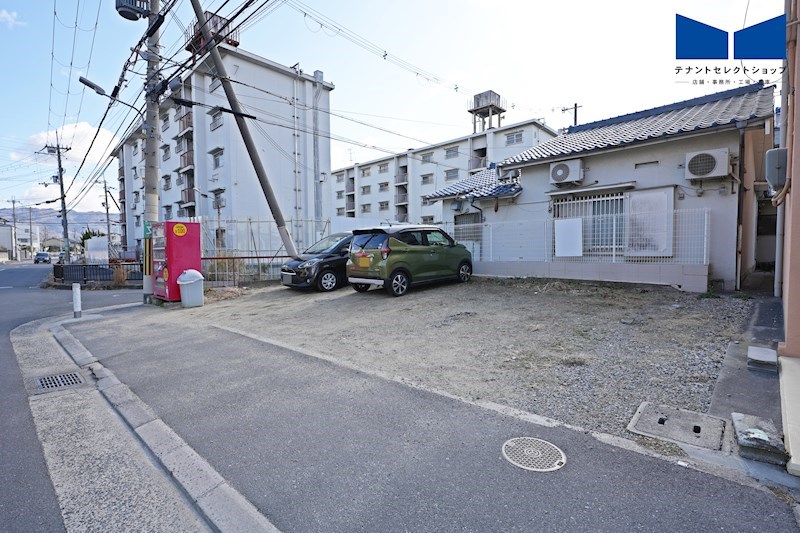 貸店舗・事務所　八尾市 桂町３丁目　広さ延べ約６３坪　駐車スペース８台分あり その他