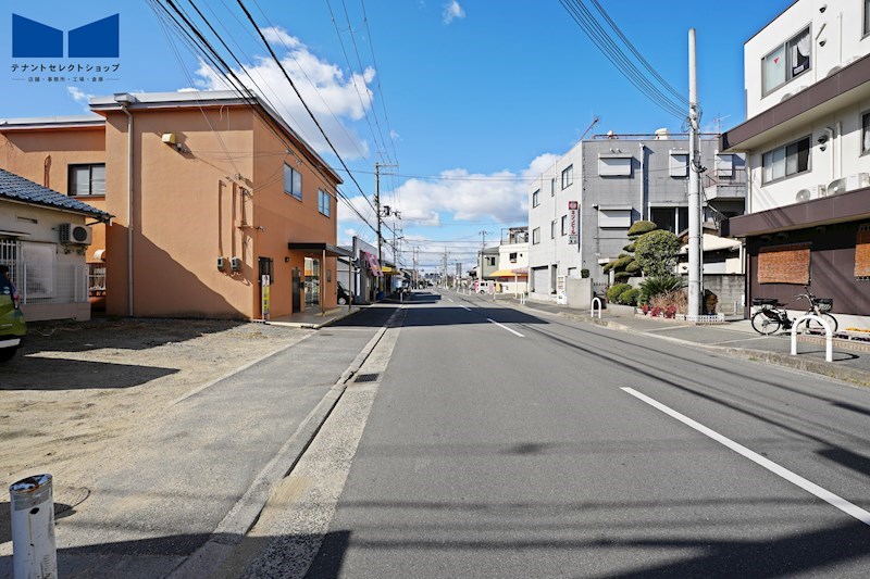 貸店舗・事務所　八尾市 桂町３丁目　広さ延べ約６３坪　駐車スペース８台分あり その他