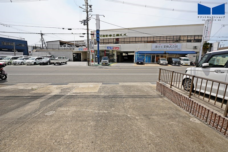 貸店舗・事務所　八尾市 志紀町南１丁目　広さ延べ約３１坪　駐車スペース付き　２５号線沿い　志紀町南１丁目店舗　 ベランダ