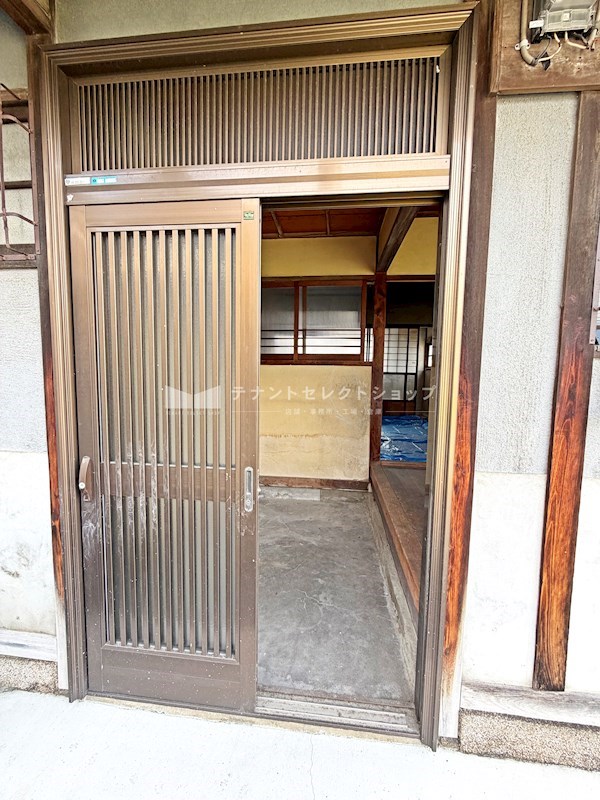 貸店舗・事務所　八尾市 東本町２丁目　広さ延べ約２４坪　一戸建て　東本町二丁目テナント　※飲食店相談可 玄関