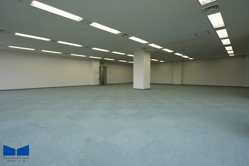 貸店舗・事務所　八尾市 若林町１丁目　広さ約６９坪　EVあり　八尾南駅前ビル 玄関