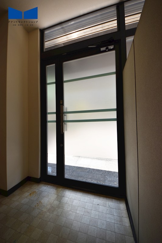 貸店舗・事務所　八尾市 明美町２丁目 　広さ約１７坪　路面店　コンソートONE 玄関