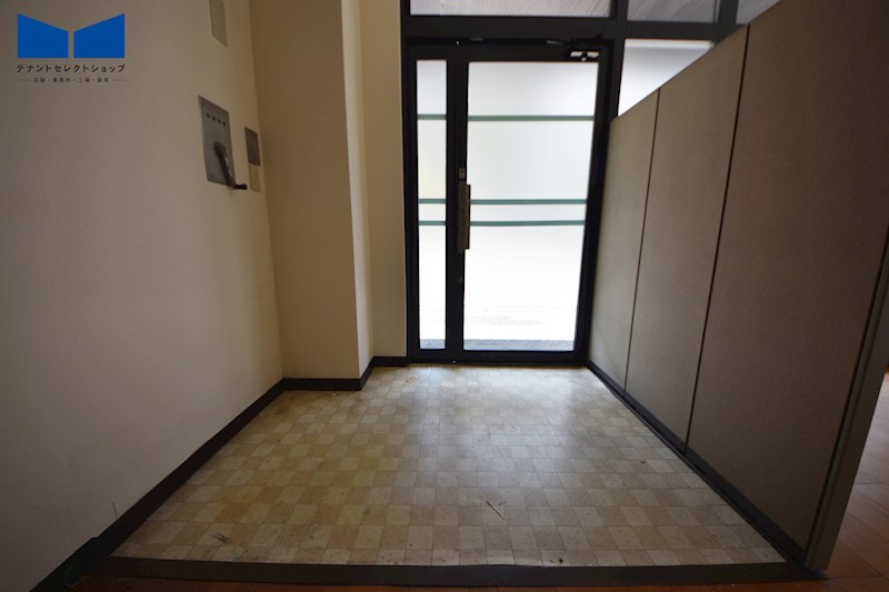 貸店舗・事務所　八尾市 明美町２丁目 　広さ約１７坪　路面店　コンソートONE 玄関