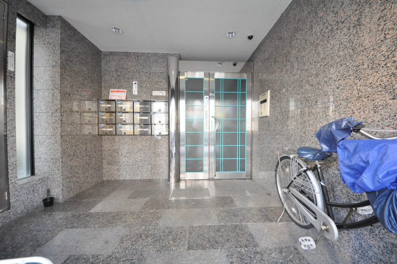 貸店舗・事務所　八尾市 明美町２丁目 　広さ約１７坪　路面店　コンソートONE エントランス