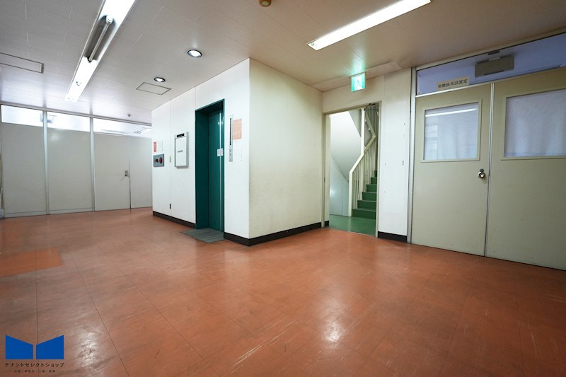 貸店舗・事務所　八尾市 志紀町３丁目　広さ約１１坪　角区画　EVあり　松井志紀駅ビル その他