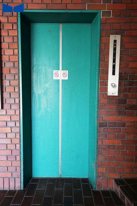 貸店舗・事務所　八尾市 志紀町３丁目　広さ約１１坪　角区画　EVあり　松井志紀駅ビル その他