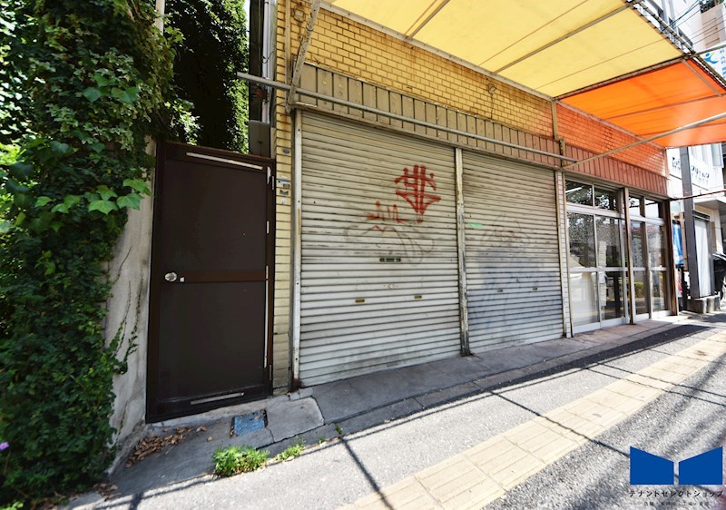 貸店舗・事務所　八尾市 山本町南１丁目　広さ延べ約１９坪　路面店　亀井店舗 玄関