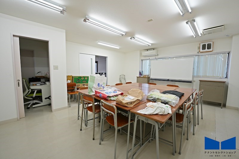 貸店舗・事務所　八尾市 天王寺屋５丁目　広さ延べ約６７坪　一棟貸（教室仕様）　第一種住居地域 玄関