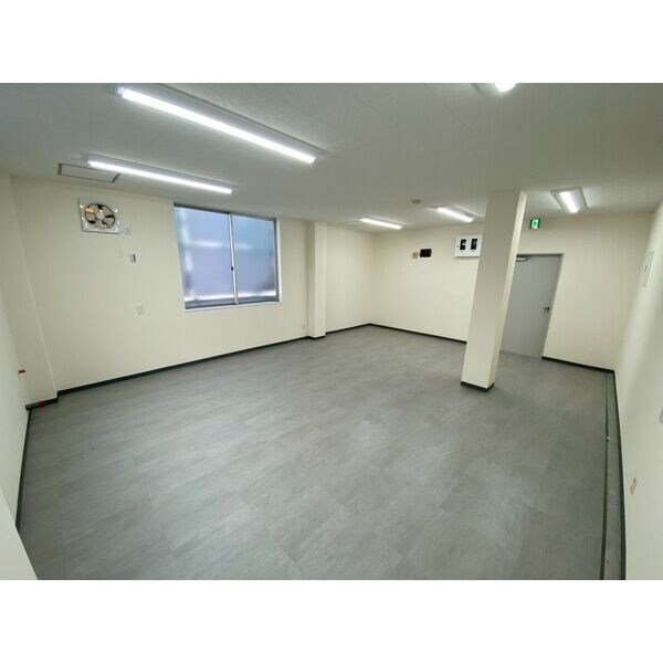 貸店舗・事務所　八尾市 東本町３丁目　※飲食不可　流し台・エアコン・トイレ新設　松岡ビル（旧木村ビル） 玄関