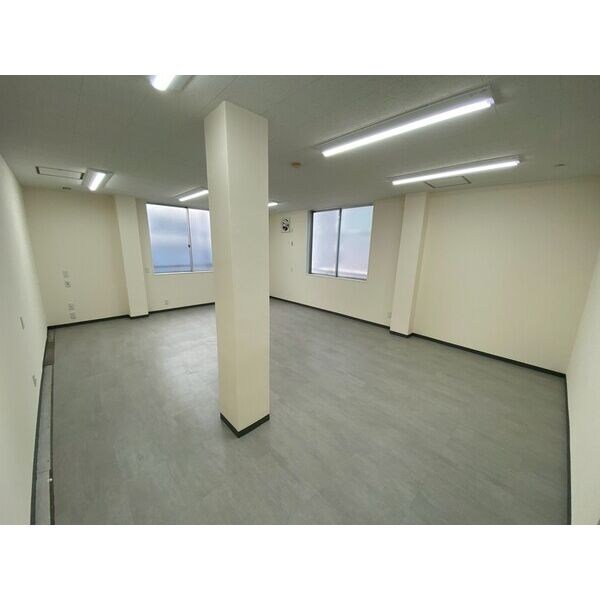 貸店舗・事務所　八尾市 東本町３丁目　※飲食不可　流し台・エアコン・トイレ新設　松岡ビル（旧木村ビル） ベッドルーム