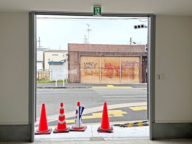 貸店舗・事務所　八尾市 太子堂２丁目　広さ約１７坪　新築平屋　飲食可　準工業地域 玄関