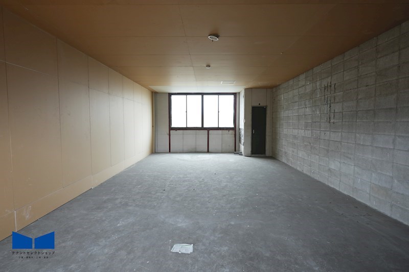貸店舗・事務所　八尾市 小阪合町３丁目　広さ約１６坪　ヤスクニビル 玄関