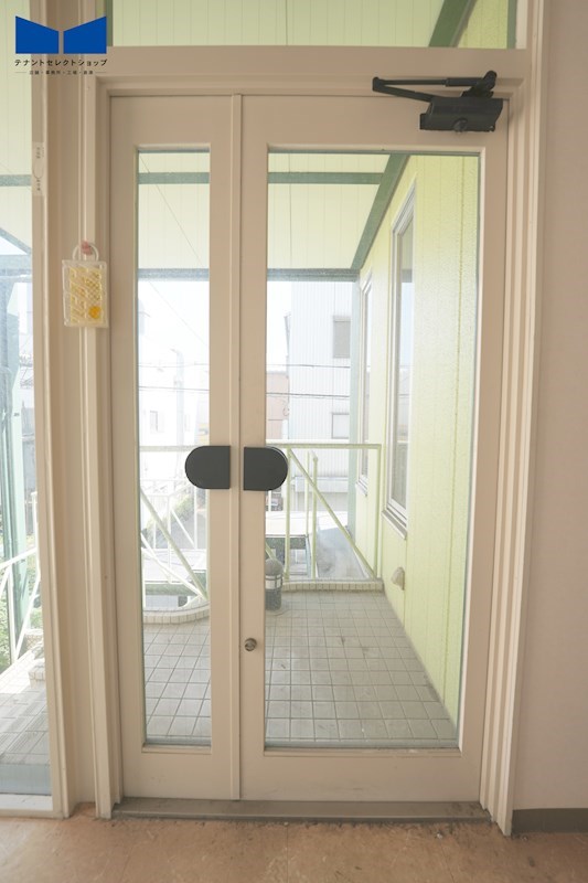 貸倉庫・事務所　八尾市 南亀井町４丁目　広さ約３６坪　駐車場あり　準工業地域 玄関