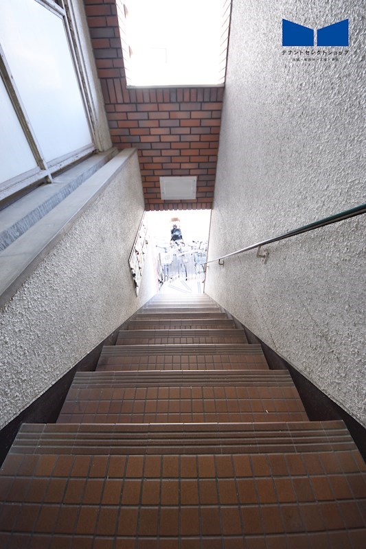 貸店舗・事務所　八尾市 北本町１丁目　広さ約１０坪　事務所跡　駅近　第一ヨーコービル ベランダ