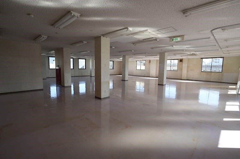 貸店舗・事務所　八尾市 光南町２丁目　広さ約５６坪　駐車場あり　飲食不可　分割可　DBビル ベランダ