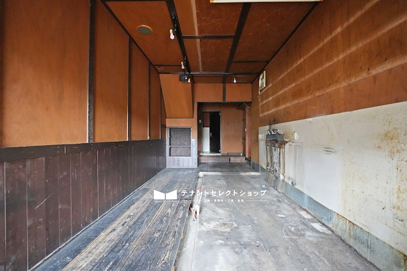 貸店舗・事務所　八尾市 陽光園２丁目　広さ延べ約１３坪　飲食店跡　路面店　角区画 玄関
