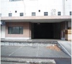 貸店舗・事務所　東大阪市 長田中３丁目　広さ約１０４坪　駐車スペース５台分あり　 外観