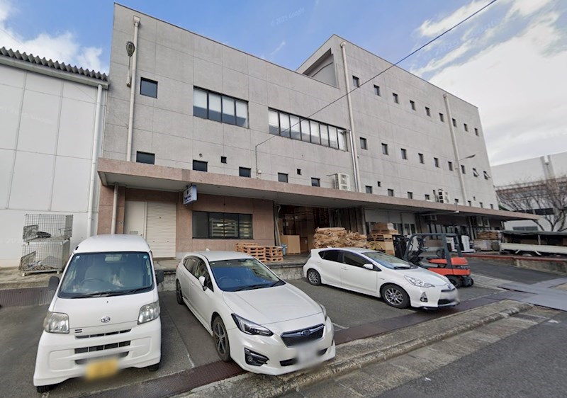 貸店舗・事務所　東大阪市 長田中３丁目　広さ約１０４坪　駐車スペース５台分あり　 玄関