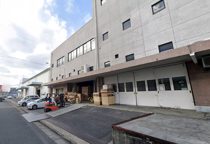 貸店舗・事務所　東大阪市 長田中３丁目　広さ約１０４坪　駐車スペース５台分あり　 リビング