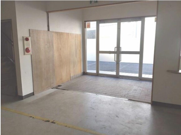 貸店舗・事務所　大阪市 平野区長吉六反１丁目　広さ延べ約197坪　デイサービス跡　駐車場9台付　一棟貸し 玄関