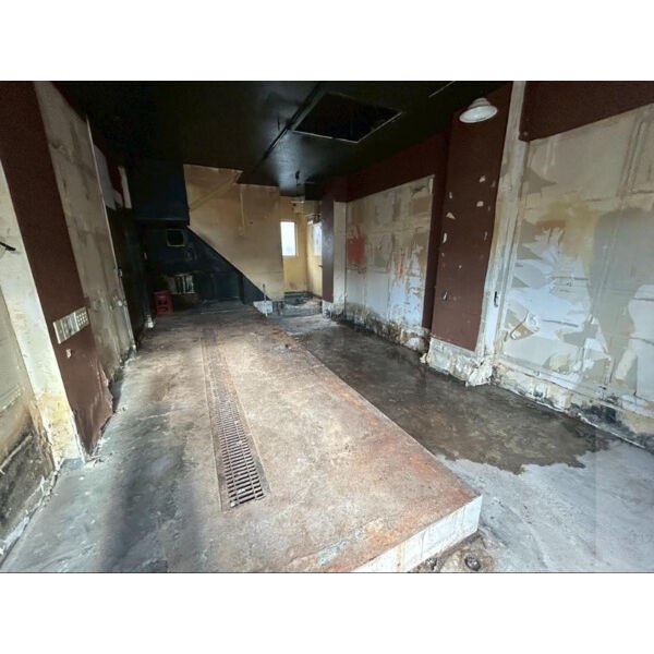 貸店舗・事務所　八尾市 山本町１丁目　広さ延べ約３７坪　１棟貸　重飲食相談可　スケルトン　西川ビル 玄関