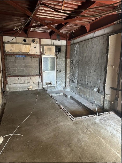 貸店舗・事務所　八尾市 西山本町６丁目　広さ約７坪　路面店　主要道路沿い　スケルトン　喜多ビル ベランダ