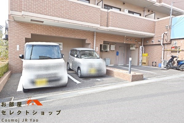 ソレアード高安 駐車場