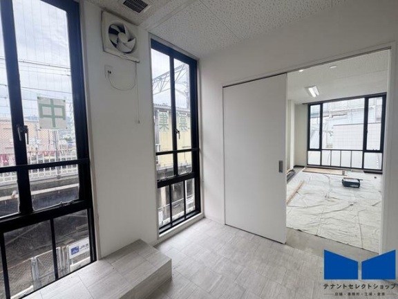 貸店舗・事務所　八尾市 志紀町３丁目　広さ約２０坪　角部屋　EVあり　飲食不可　松井志紀駅ビル その他