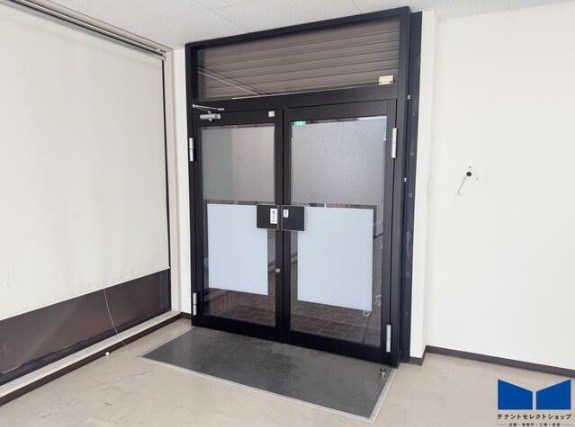 貸店舗・事務所　八尾市 志紀町３丁目　広さ約２０坪　角部屋　EVあり　飲食不可　松井志紀駅ビル 玄関
