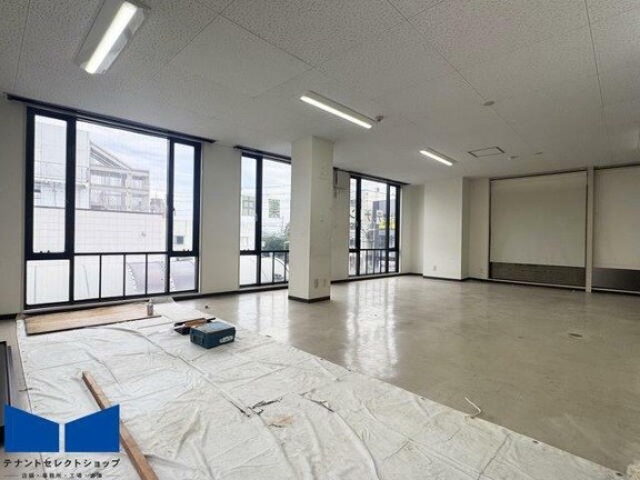 貸店舗・事務所　八尾市 志紀町３丁目　広さ約２０坪　角部屋　EVあり　飲食不可　松井志紀駅ビル リビング