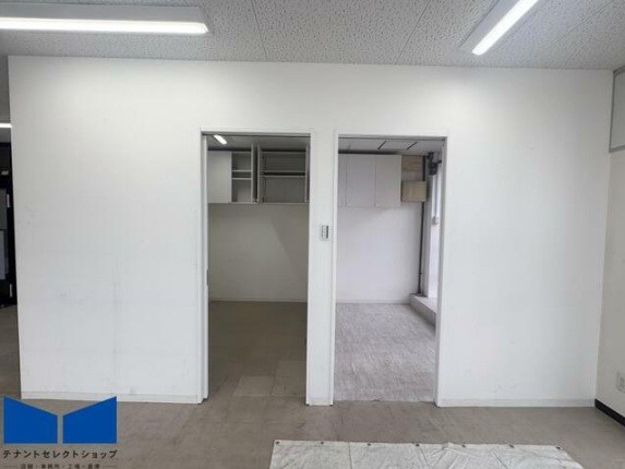 貸店舗・事務所　八尾市 志紀町３丁目　広さ約２０坪　角部屋　EVあり　飲食不可　松井志紀駅ビル ベランダ