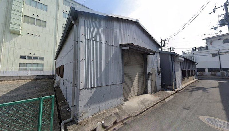 貸工場・倉庫　東大阪市 若江東町６丁目　広さ約３３坪　平屋建て　電動シャッターあり 外観