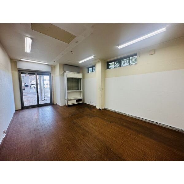 貸店舗・事務所　大阪市 平野区長吉六反３丁目　広さ約１０坪　小売店跡　トイレあり　路面店　角区画　長吉六反店舗 玄関
