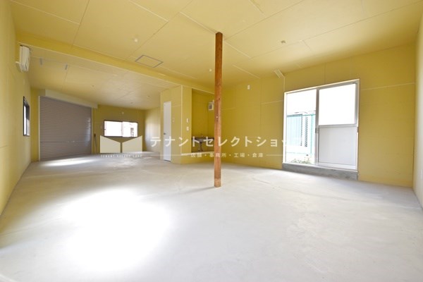 貸店舗・事務所　大阪市平野区 瓜破５丁目　広さ約１４坪　トイレあり　角地　重飲食可 玄関