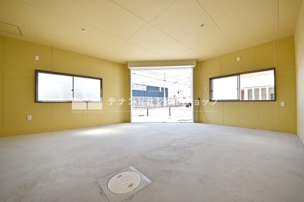 貸店舗・事務所　大阪市平野区 瓜破５丁目　広さ約１４坪　トイレあり　角地　重飲食可 ベランダ