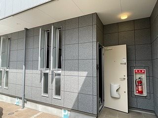 貸店舗・事務所　八尾市 沼３丁目　広さ約１３坪　敷地内駐車場あり　ヨシカワビル 玄関