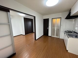 貸店舗・事務所　八尾市 沼３丁目　広さ約１３坪　敷地内駐車場あり　ヨシカワビル リビング