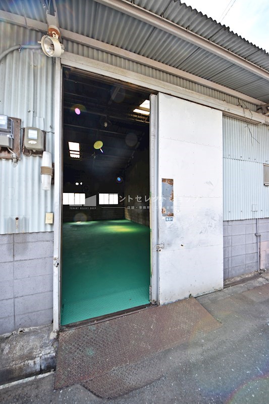 貸倉庫・事務所　八尾市 高美町６丁目　広さ約１５坪　平屋建て　八尾高美町倉庫 玄関