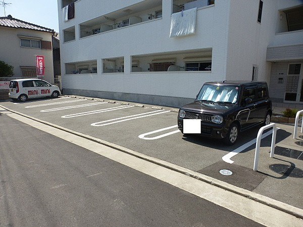 ラージ 駐車場