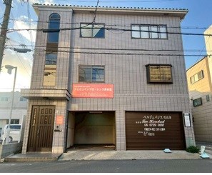 貸店舗・事務所　東大阪市 小若江２丁目　広さ約１６坪　軽飲食可　電動シャッター付き　住居付店舗 外観