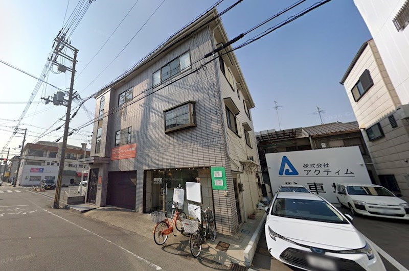 貸店舗・事務所　東大阪市 小若江２丁目　広さ約１６坪　軽飲食可　電動シャッター付き　住居付店舗 玄関